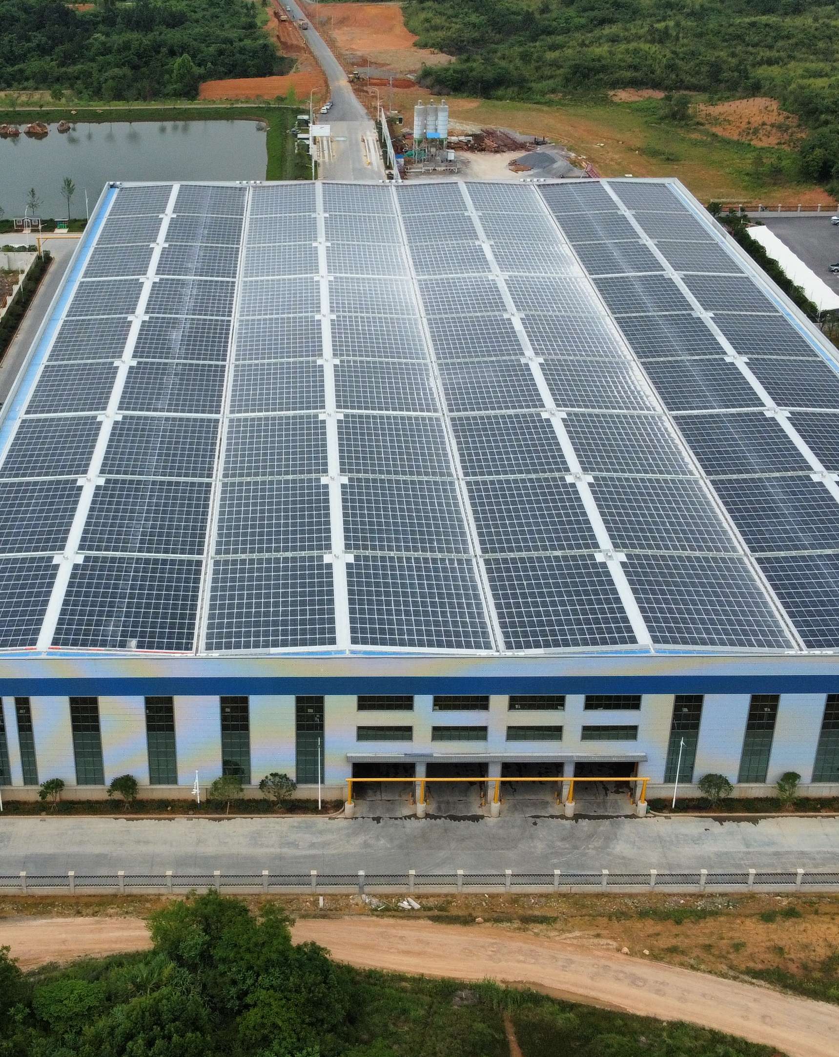 2022年4月，安徽池州匯成物資4MW光伏發(fā)電BIPV項(xiàng)目，年發(fā)電約400萬(wàn)度，滿足約40%用電需求.jpg